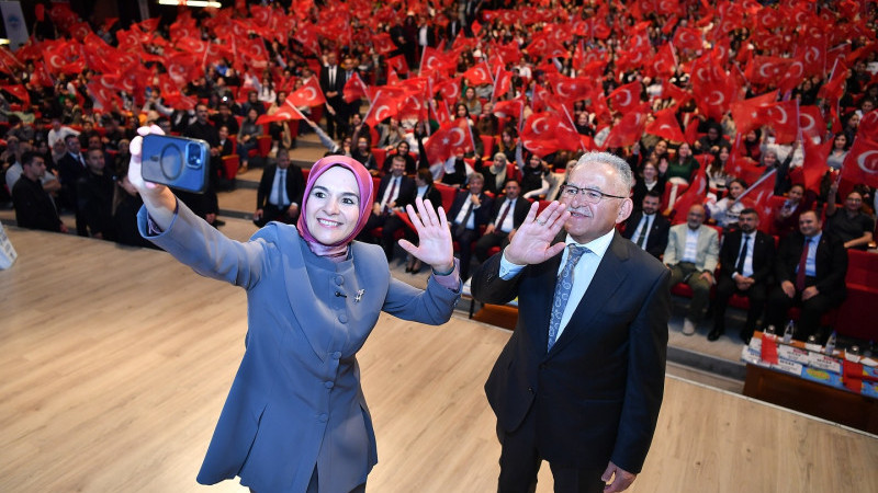 BAŞKAN BÜYÜKKILIÇ, BAKAN GÖKTAŞ İLE BİRLİKTE ÖĞRENCİLERE BİN 782 KAYNAK KİTAP SETİ DAĞITTI