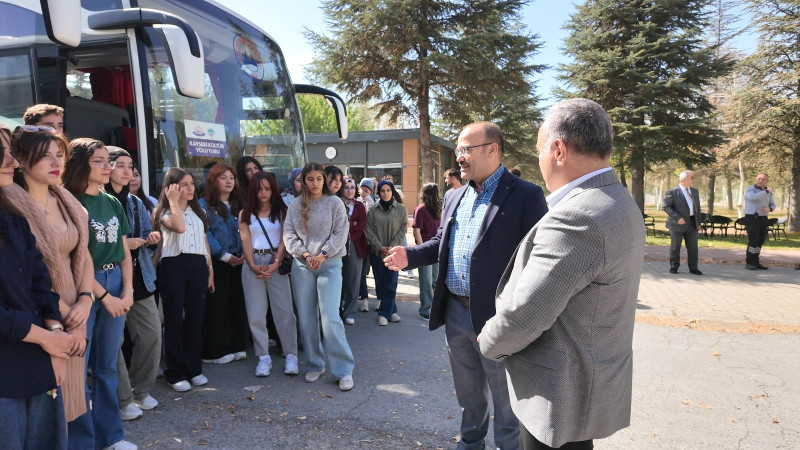 BAŞKAN BÜYÜKKILIÇ’IN DESTEĞİ İLE ÜNİVERSİTE ÖĞRENCİLERİ KAYSERİ’Yİ KEŞFEDİYOR