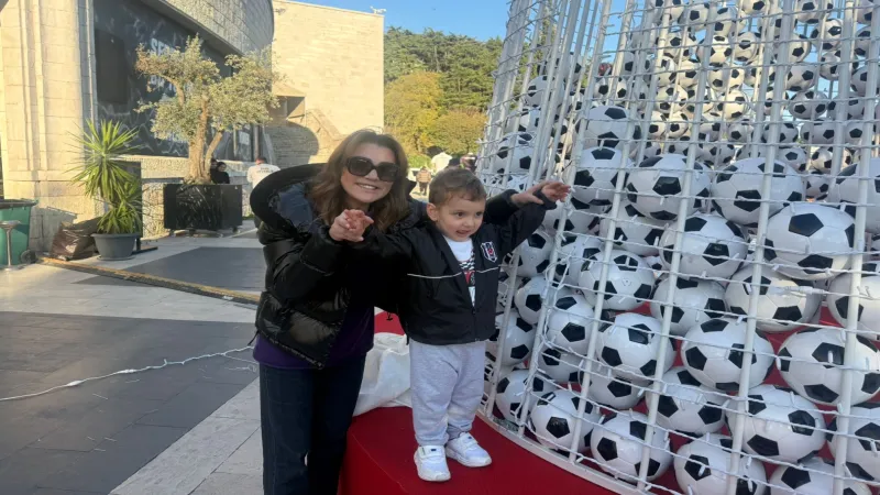 TÜPRAŞ Stadyumu'nda 2 bin toptan oluşan yılbaşı ağacı