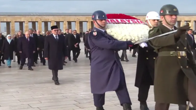 Malezya Başbakanı Enver İbrahim Anıtkabir'i ziyaret etti
